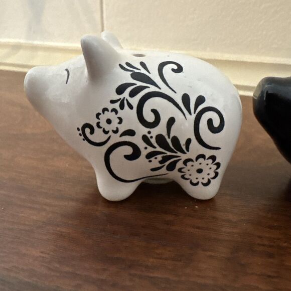 Black White Ceramic Farm Animal Salt Pepper Shakers Pig  Floral Cottagecore - Picture 5 of 9